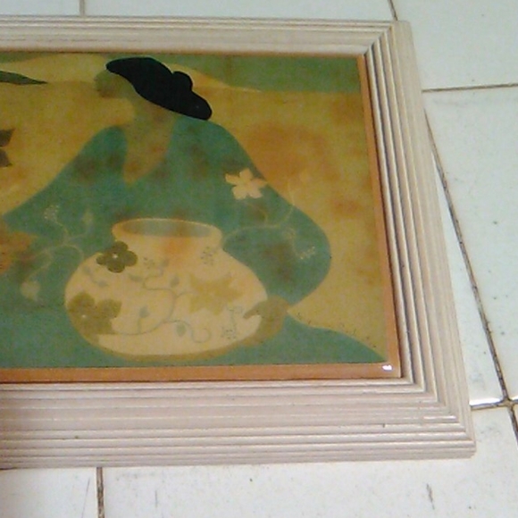 Woman with vase print - Picture 4 of 8